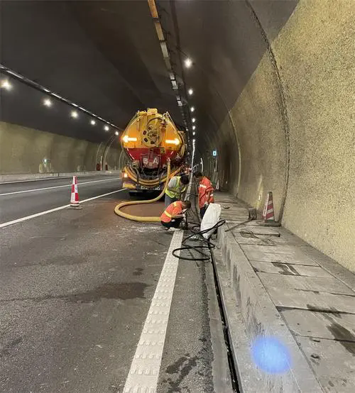 东辽隧道排水渠清淤